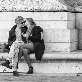 摄于巴黎，这是凯旋门下面，一对情侣在亲吻，手机拿着...