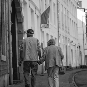 摄于荷兰的一个小城，一对平凡的老年夫妇走在街上。无...
