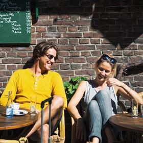 摄于荷兰，一对情侣晒着太阳喝着咖啡，愉快地聊着天，...