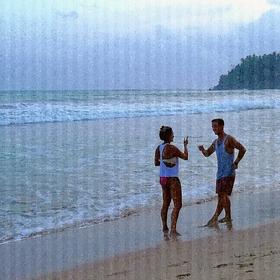 2016年夏天斯里兰卡海滩，傍晚时分，小情侣在玩猜拳游...