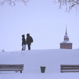 摄于俄罗斯苏兹达里小镇，年轻夫妇散着步停下脚步，一...