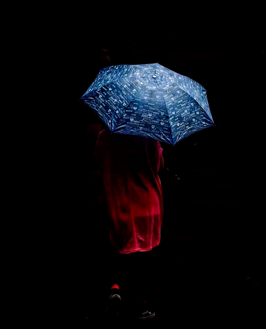 《一个撑伞的红衣女背影》 - 张弛有度