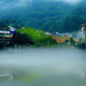 雅安飞仙关镇。当年解放西藏修的老桥在晨雾笼罩下格外...