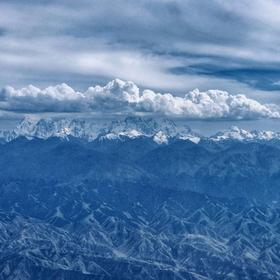 回家的航班上，故乡的雪山和白云，相映生辉，极其壮观...