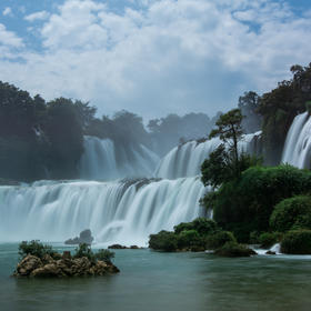 这张是在崇左德天瀑布拍摄的 瀑布算是亚洲最大的跨国瀑...