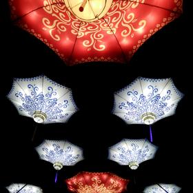 取景：春节时候本地的灯会。灯的造型是倒吊着的伞，用...