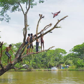 摄于孟加拉，中午放学的时候，孩子们在学校后面的水塘...