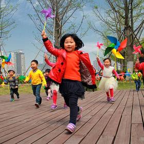 宁波书城召集小朋友搞亲子活动，自制小风车，他们拿着...