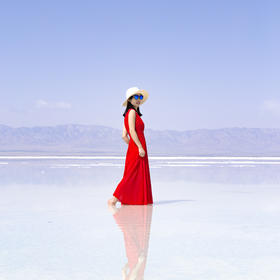 天空之镜——茶卡盐湖，拍出来的照片果然很惊艳。红裙...