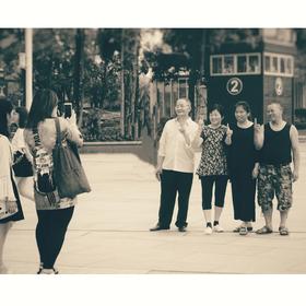 摄于端午广州花城广场，很可爱的手势！