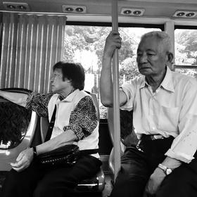 公交车上一对老夫妻