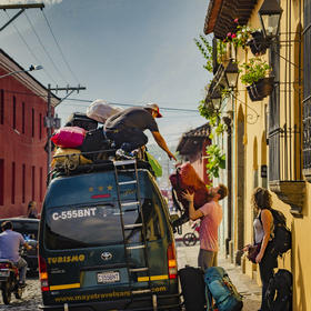 在危地马拉，大多数情况下游客的交通工具都是照片中的...