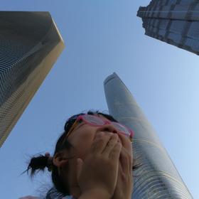 看到上海最高的三栋大楼，孩子骑在爸爸的头上，觉得的...