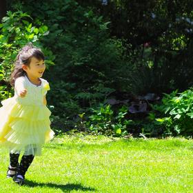 《快乐童年》。一小女孩在洒满阳光的草地上欢快的奔跑...