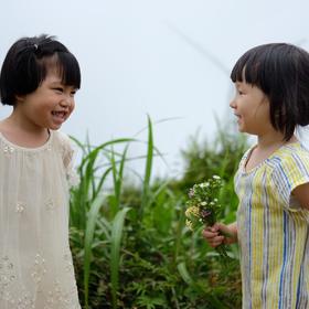 鹤顶山，两个摘野花的小姑娘
