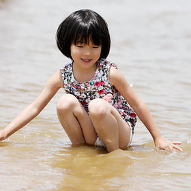 沉浸玩水乐趣中的小女孩！
