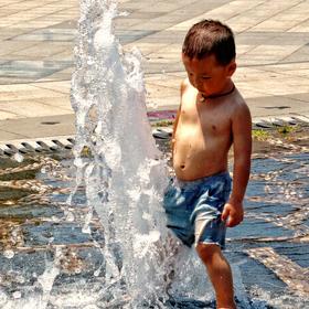 《戏水》：夏天，在条件允许的情况丅戏水，不失为一种...