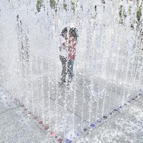 天气开始炎热，苏州诚品边的喷泉吸引不少孩子去玩耍，...