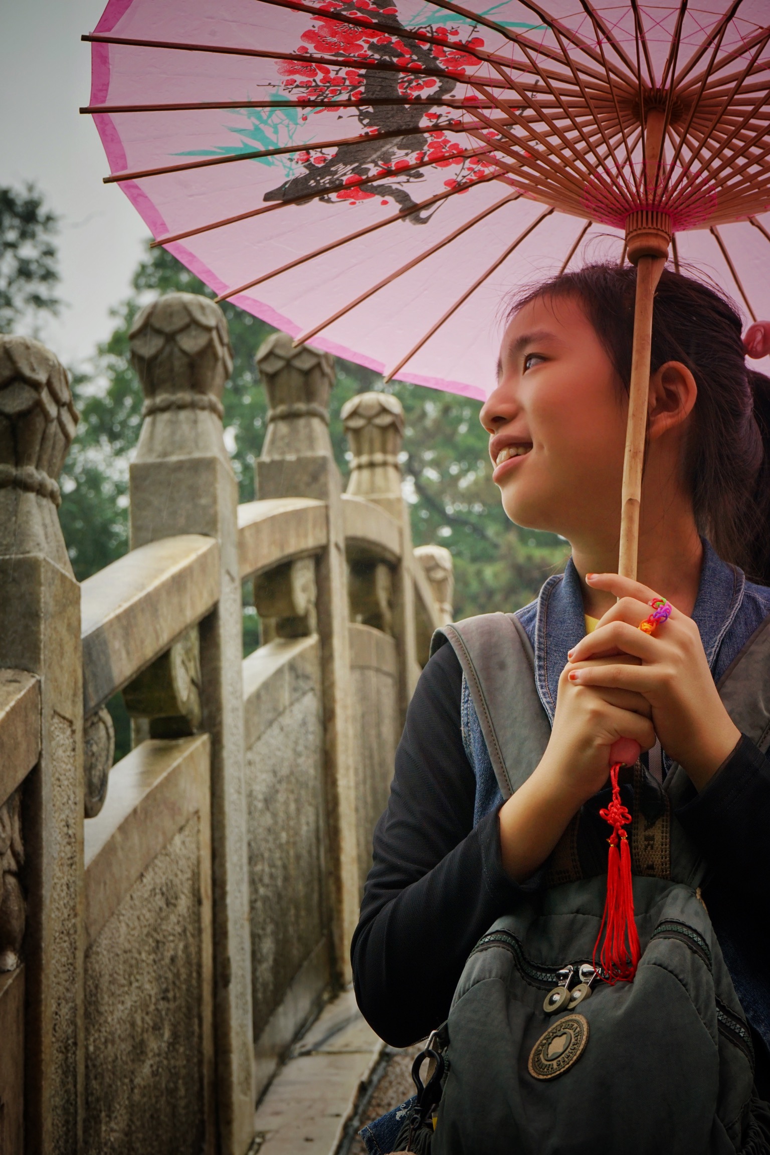 十月初的扬州一直下雨,一把油纸伞,成了小姑娘雨中逛. - lelall