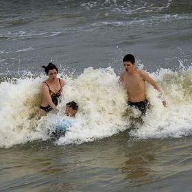 《大浪袭来》摄于北戴河。
