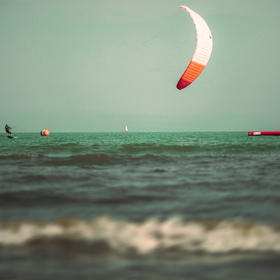 爱尔兰的风筝节，在沙滩观看各种水上运动。...