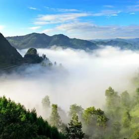 在山的另一端，有一个掩映于云雾之中的神秘村庄。...