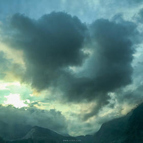 在台湾旅行期间抓拍的一朵像爱心的云。