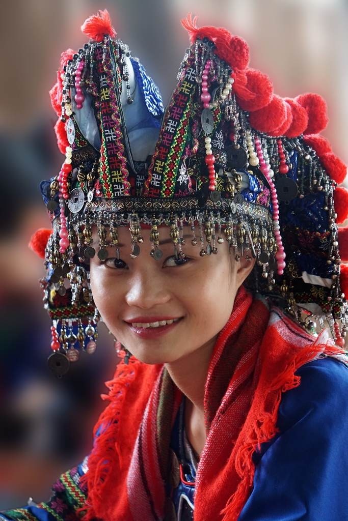 开耕节上的瑶族女孩儿,场景光.