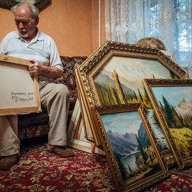 哈萨克斯坦的当地油画艺术家。