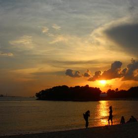 新加坡圣淘沙岛巴拉湾海滩的夕阳。本是为了去欧亚大陆...