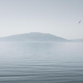 清晨的赛里木湖飘渺神秘，充满东方写意的美感。...