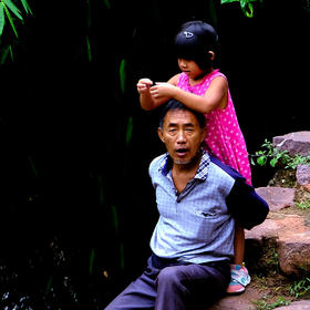诺邓，一个安静的村落，在村中漫步，偶遇一个小女孩在...