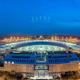 广州白云国际机场，加上旁边的铂尔曼酒店，看上去像一...