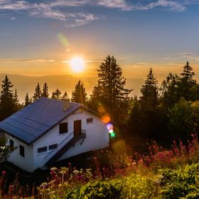 夕阳下的小屋--摄于法国阿尔卑斯山区。