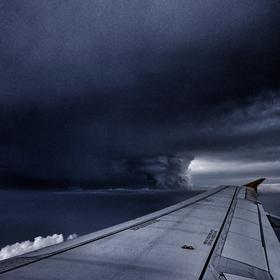 〈与风暴并肩〉
在飞机上看到远方的云像风暴一样，遂...