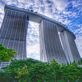〈仰望金沙〉
在新加坡前往滨海湾花园时看到对面的金...