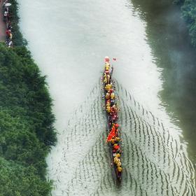 广州端午节传统的龙舟赛。从上往下拍，如一条蜈蚣。...