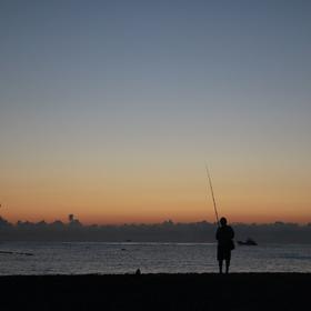 起了很早去花莲七星潭看日出。很多人在海边钓鱼。看着...