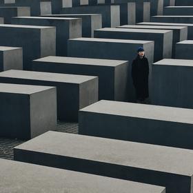 拍摄于德国柏林被害犹太人纪念馆。走出战争的阴影，期...