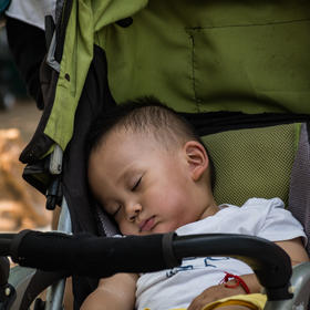 秋困，去公园，看见一个宝宝睡得特别熟