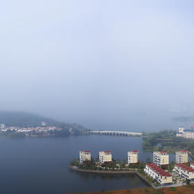 想拍点有意境的片子，九月的一个早晨，大雾，远去什么...