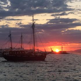 希腊米克诺斯岛的落日，感觉挺漂亮的吧
