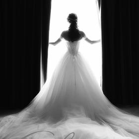 取景：新娘穿好婚纱后打开窗帘那下，

曝光：

虚...