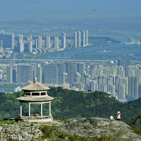 取景：在乐清市城北最高峰白云尖，用镜头记录市区风貌...