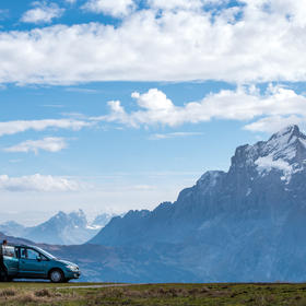 照片拍摄于少女峰下的门利兴山，汽车与山峰、蓝天融合...