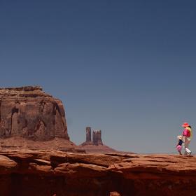 《远古与未来》。一小女孩与姥姥在纪念碑谷国家公园游...