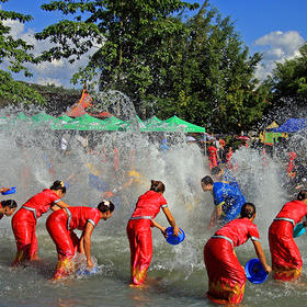 游人和工作人员共度欢快的西双版纳傣族泼水节...