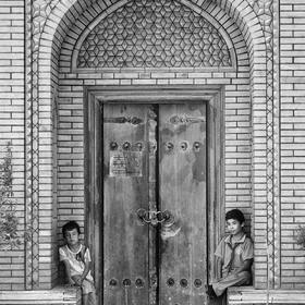 独自拿着相机行走在喀什老城中，路过一座清真寺前遇到...