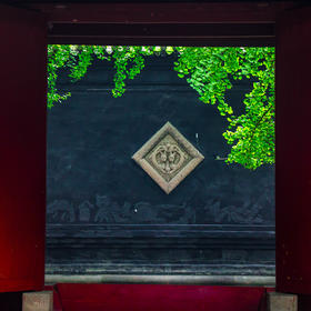 武侯祠中惠陵的大门 门前宛如一幅画 让人看得很安心...