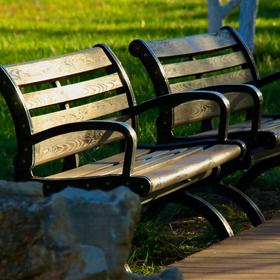 早上出去小公园逛的时候发现椅子在阳光的照耀下很漂亮...